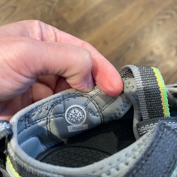 Keen Kids size 4, excellent condition - Picture 3 of 3